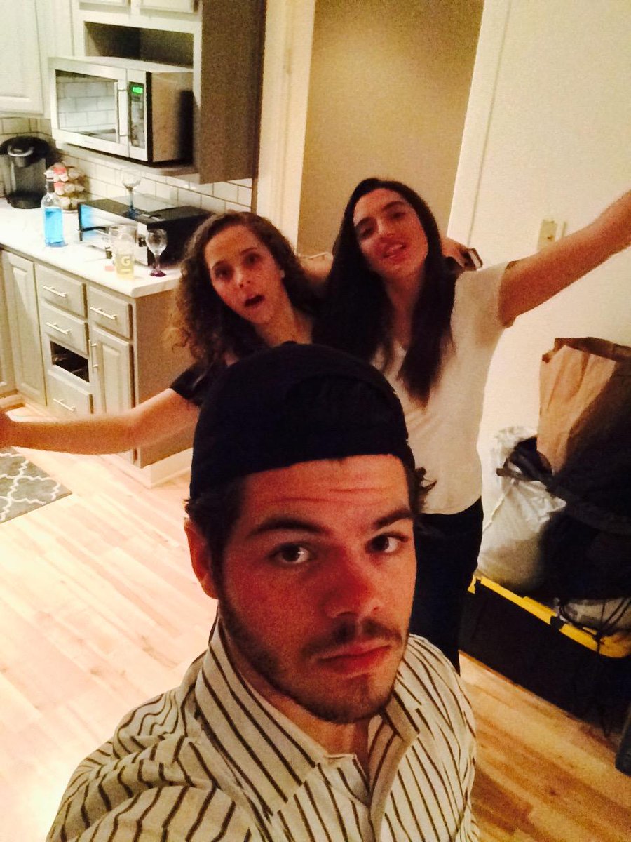 lilguaps's tweet photo. Shenanigans at Brenda's http://t.co/Nf9WqpwP88