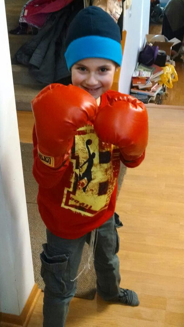 BexBrowns's tweet photo. Yay. Look who now has boxing gloves. The kid who sticks boogers on his sisters. At least his hands are covered #boys http://t.co/L2KNvCH08y