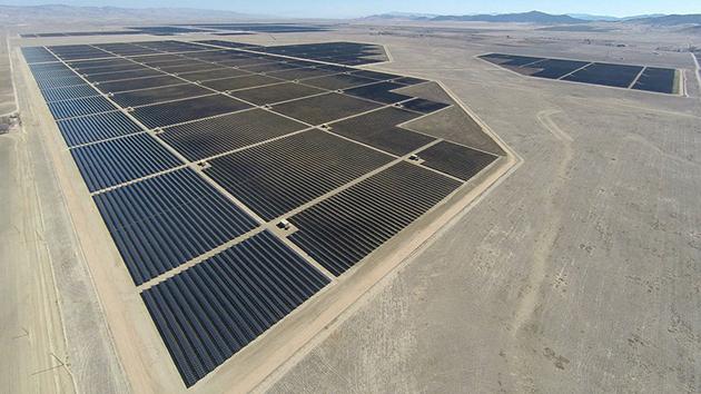 engadget's tweet image. The world's largest solar power plant is now up and running engt.co/1xONTDC