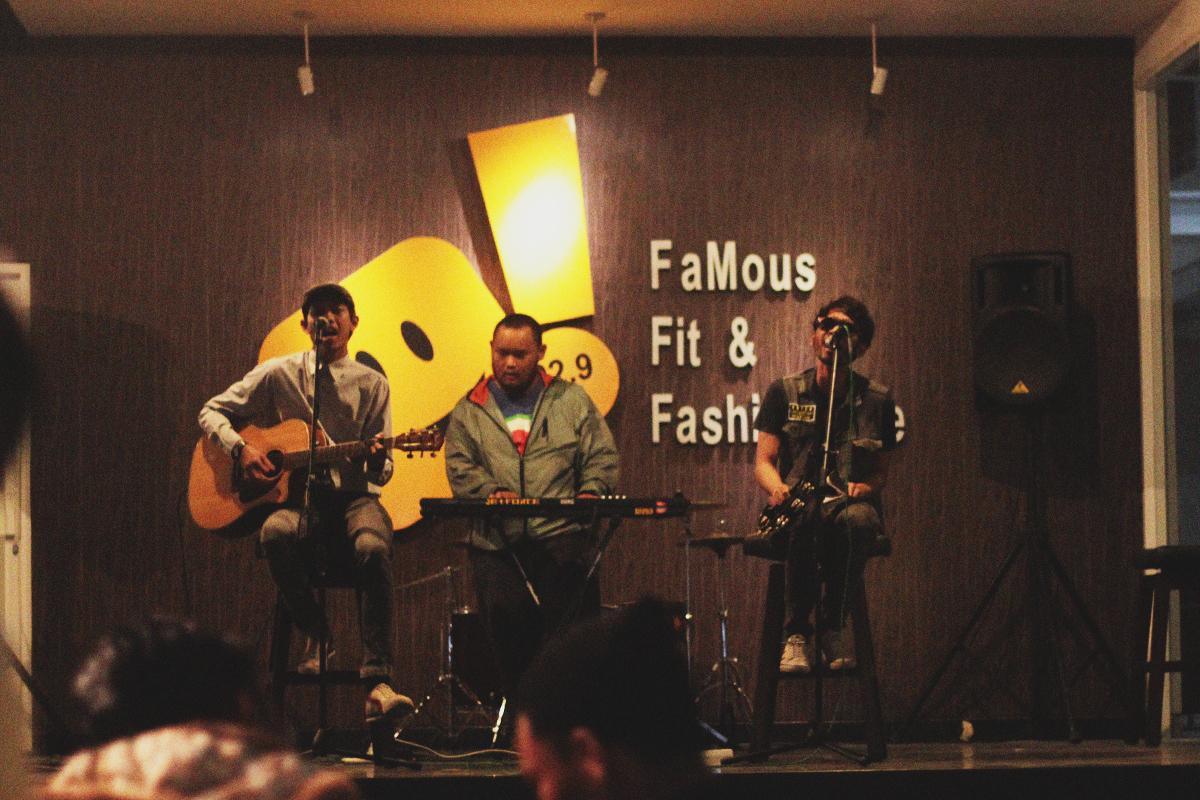 SAMFC_therivers's tweet photo. akan ada @CRMNT yg bakal main di #SAMFEST2014 https://t.co/6lg15DacDB #SAMFEST2014 http://t.co/eKHsefPch1