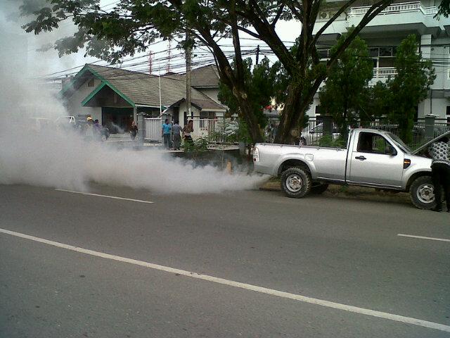 GalauBppn's tweet photo. Mobil merokok didam ampe dijagain polisi http://t.co/8wi3k48omN