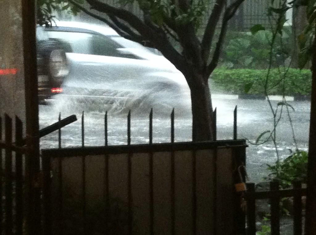 anggitNM's tweet photo. genangan air terjadi di ruas jl.ciranjang kebayoran baru jakarta selatan http://t.co/noqVP4PikZ