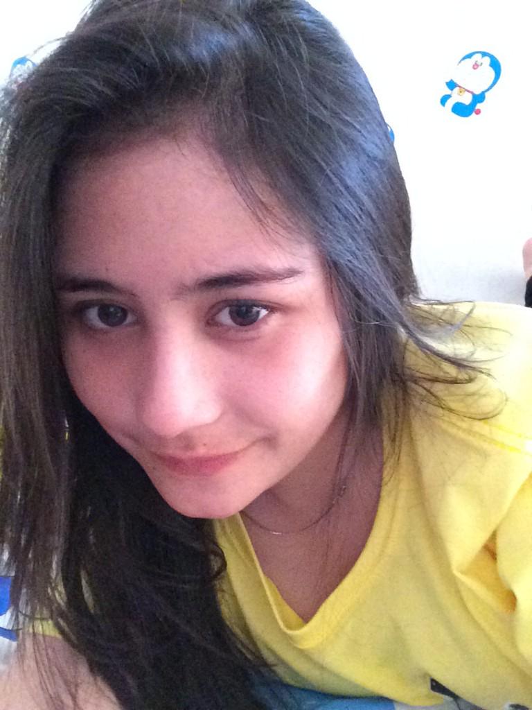 prillyyla's tweet image. Baru kelar mandi dan rasanya males bgt harus makeup lagi dan take lagi ._.v