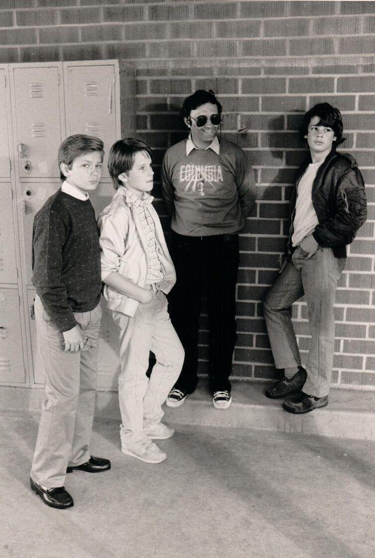 Happy 68th birthday Joe Dante 
Behind the scenes shot from EXPLORERS with River Phoenix, Ethan Hawke, Jason Presson 