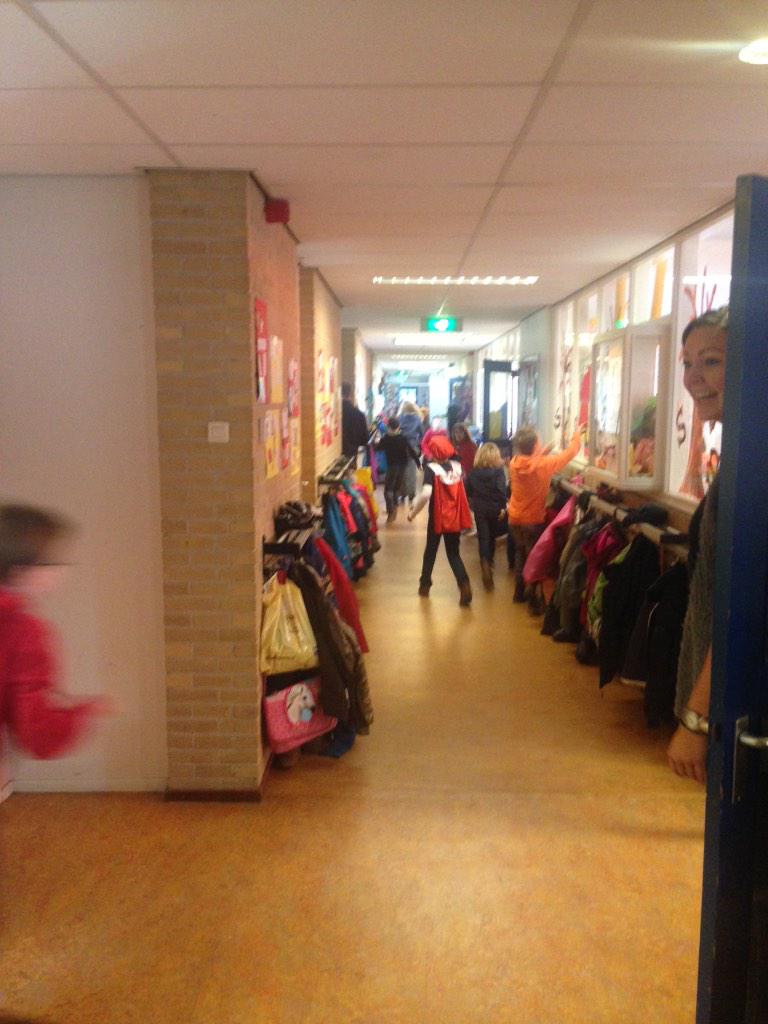 In tweetallen moet in de school naar opdrachten gezocht worden.