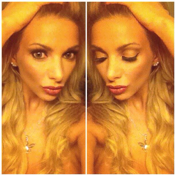 #FriskyFriday fall makeup💄👄to start my friday @Playboy_NL @PlayboyPlus @FFTop10 http://t.co/9blIOSq4<a href="/tag/friskyfriday"class="tags">#FriskyFriday</a>