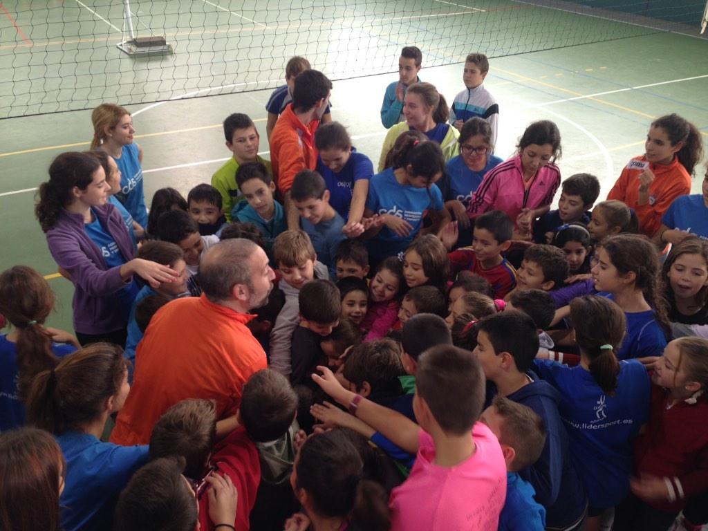 PacenseVoleibol's tweet photo. Primera actividad conjunta con los niños y niñas de Valencia del ventoso http://t.co/mOwkH8JKJd
