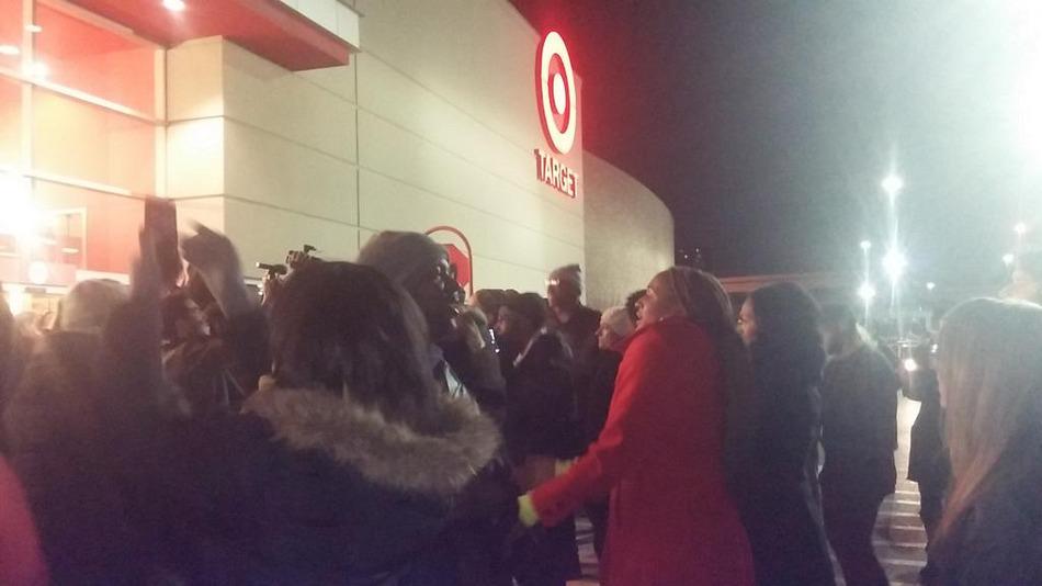 #Ferguson protesters hold demonstrations at Walmart &amp; Target to urge Black Friday boycott. mashable.com/2014/11/28/bla…