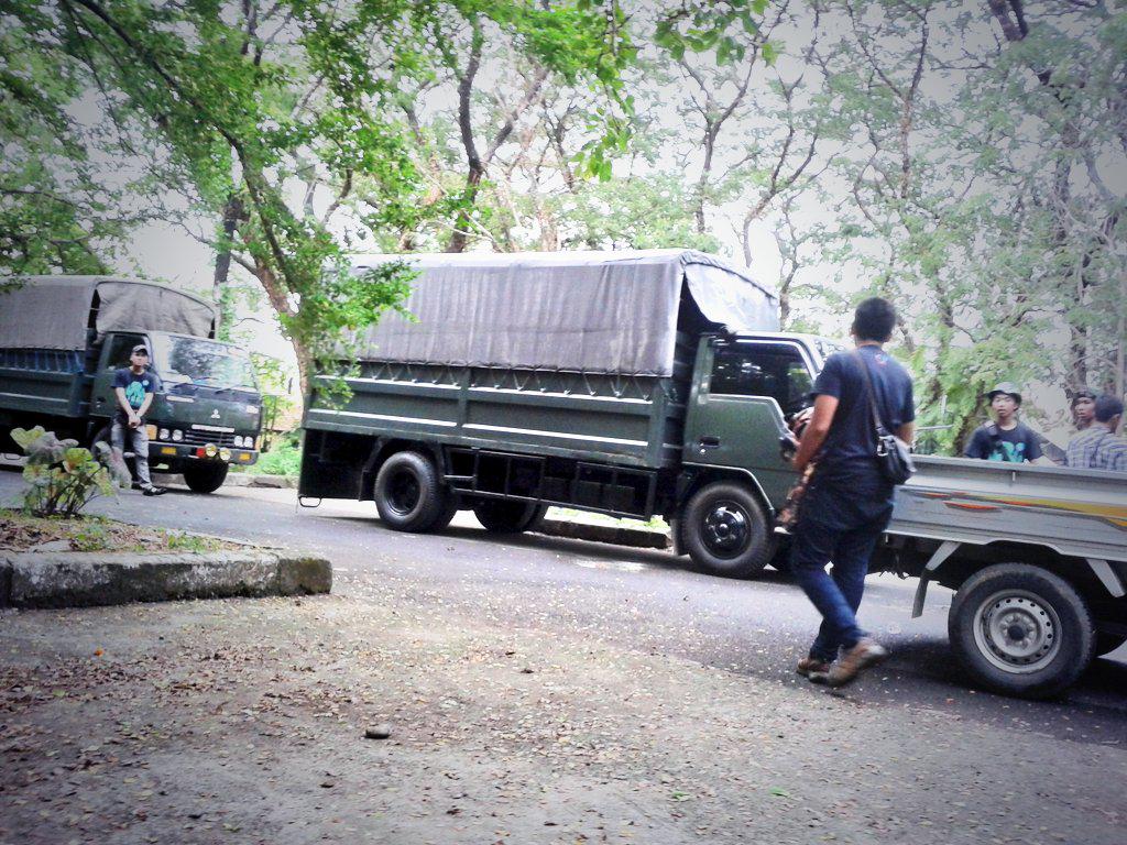 nurani_2014's tweet photo. Transportasi siap. Bentar lagi kita Otw, Bismillah semoga selamat sampai tujuan.
@KosmikUnhas @Future_UH 
#NURANI2014 http://t.co/2woI7YDC9K