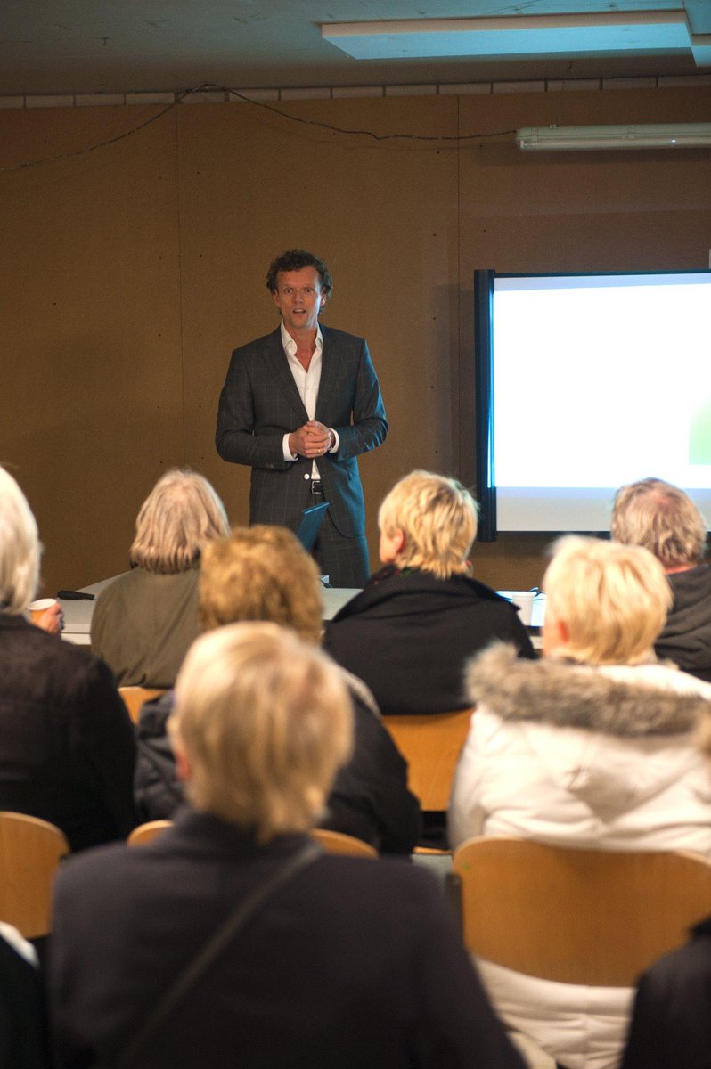 Post_120's tweet photo. Tijdens de informatiebijeenkomst voor de omwonenden van #post120 geeft @Marcel13S een toelichting op de planning. http://t.co/eG0PxGYuGZ