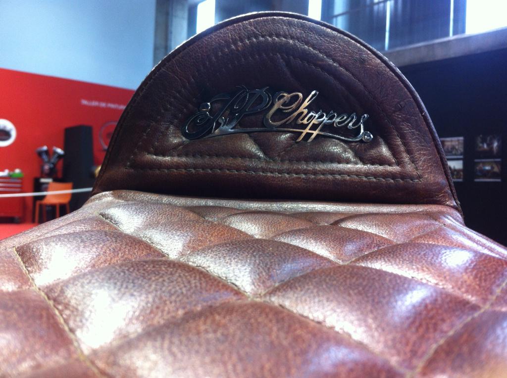 avstudiobadajoz's tweet photo. En Fehispor de reportaje and with the eyes like a plates con la exposición 'Moto Custom' http://t.co/UfXgo7j5Xn