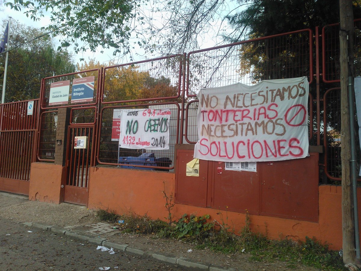 AVOrcasitas's tweet photo. Alumn@s y Profes del Ciudad de Jaén en lucha. Todo el apoyo al movimiento #Nocabemos #Orcasitas Responde! http://t.co/K4mG9s2pMq