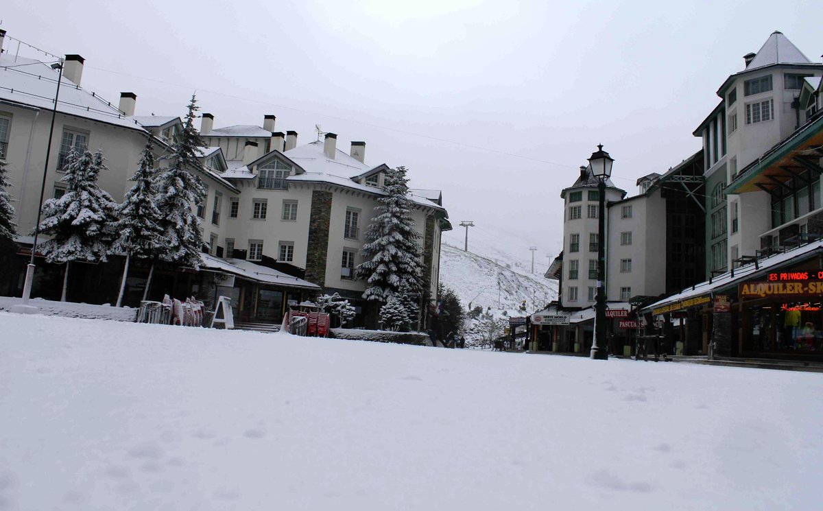 websierranevada's tweet photo. #SierraNevada amanece haciendo honor a su nombre... Mañana estrenamos temporada! #sensacionesdealtura #monodenieve http://t.co/1mXmf4B6Za