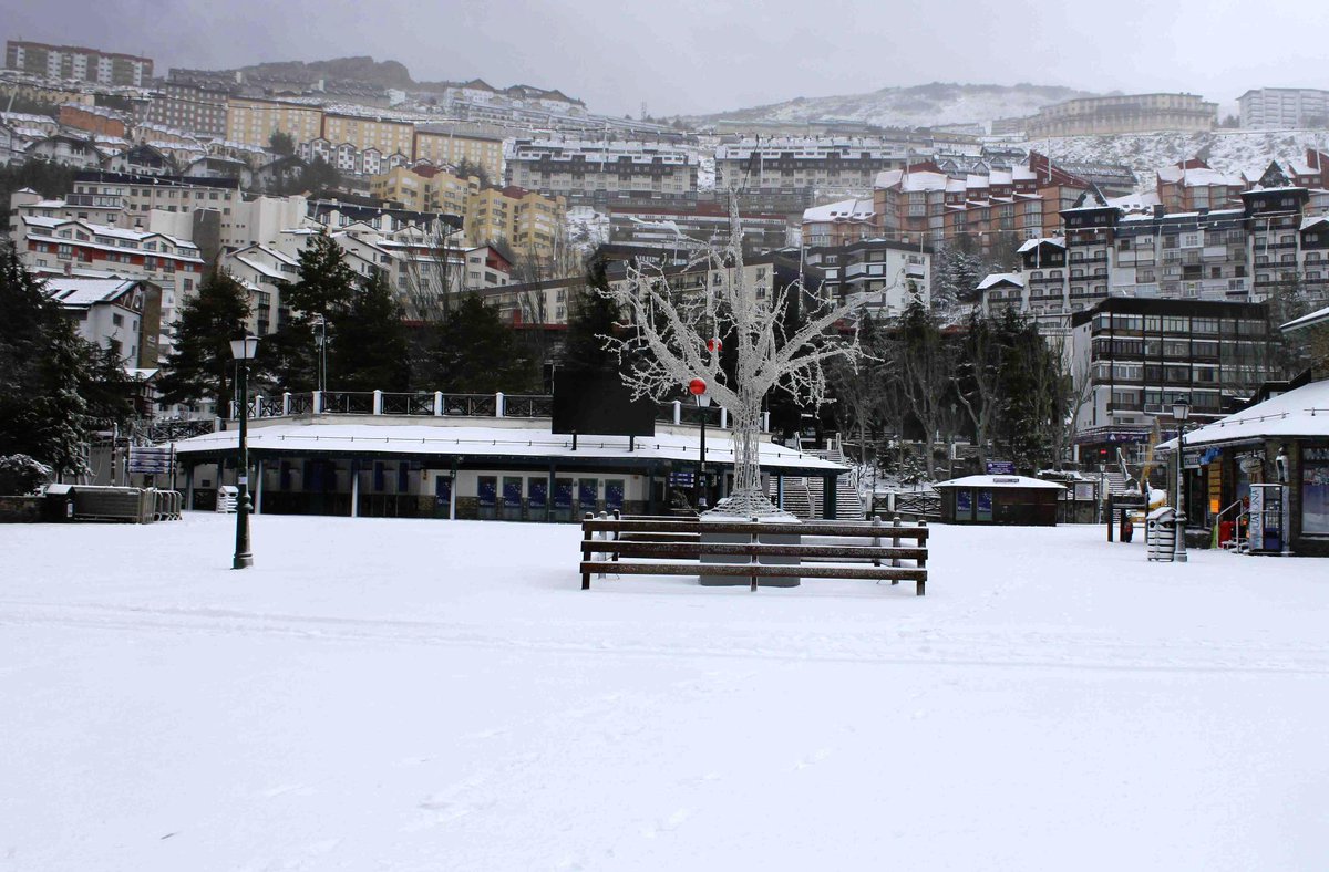 websierranevada's tweet photo. #SierraNevada amanece haciendo honor a su nombre... Mañana estrenamos temporada! #sensacionesdealtura #monodenieve http://t.co/1mXmf4B6Za