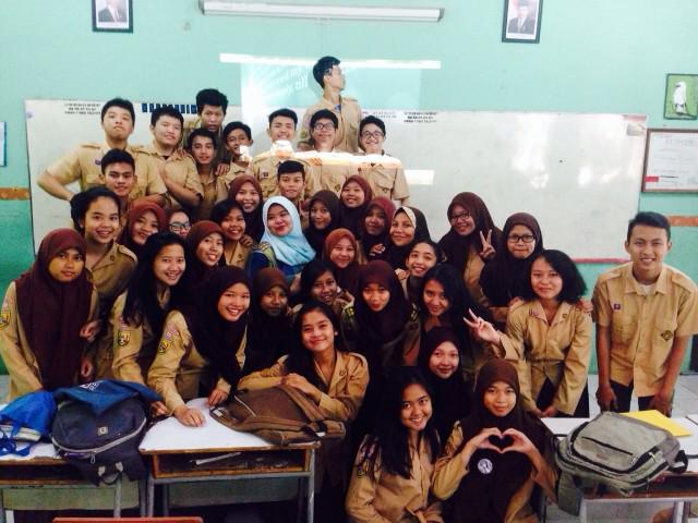 Xtrasconedinary's tweet photo. Kedua.. Ini sama misa fira, guru ppl b inggris. Makasih miss udah bikinin video buat kita yg bikin terharu bgt😢😘😘 http://t.co/nEQdcWV8N3