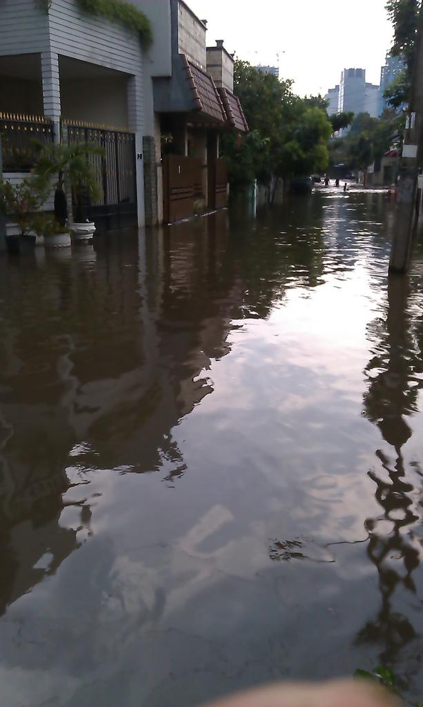 17.12 Banjir 60cm di komplek pondok karya, jkt selatan, tidak dapat dilewati kendaraan  via @Julio_2m