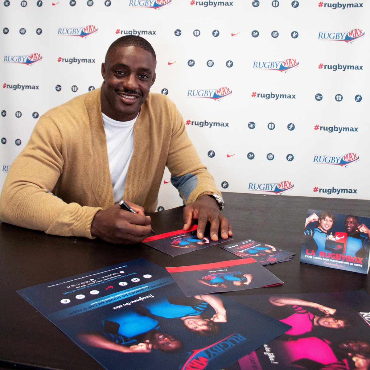 StageRugbyMax's tweet photo. @YannickNyanga en pleine préparation des RugbyBox. Avez-vous commandé la votre ? http://t.co/uSJ0dsPPUZ #rugbymax http://t.co/2ue9Y5TKpL