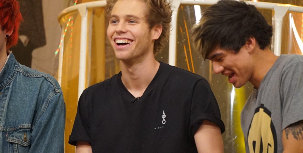 5SOS_Updaters's tweet image. HQ || 5SOS (minus Ashton) on Channel [V] #5