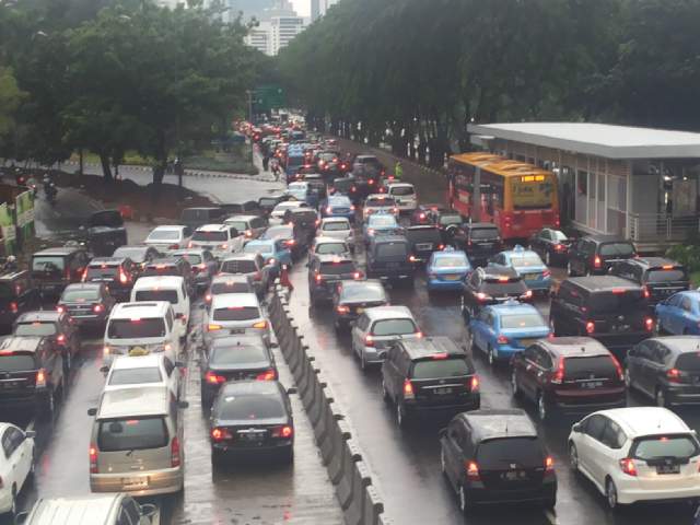 nih_helmi's tweet photo. @starnetdep tolong diinfokan ke supir bus kita ya "@TMCPoldaMetro: 17.25 Lalulintas jl sudirman ( semanggi arah HI ) http://t.co/nw0QzzJ2qC"