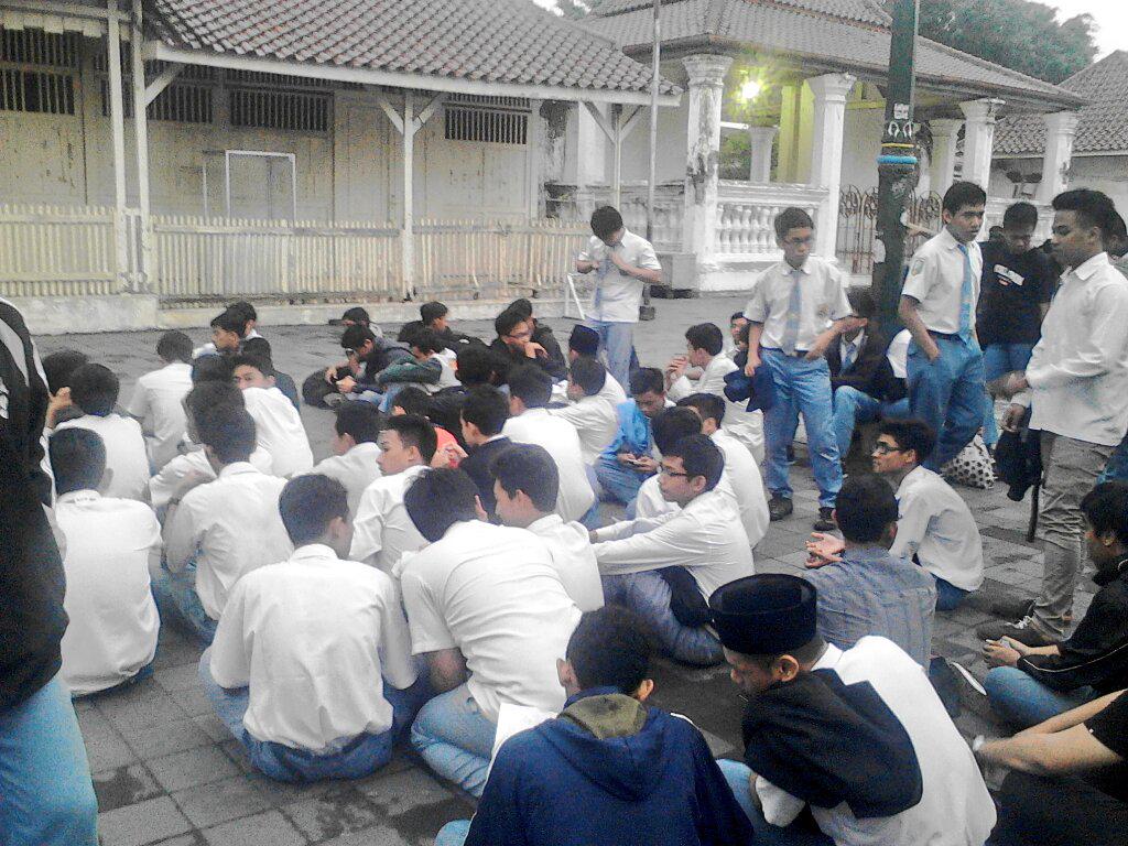 loyalitasIPA3's tweet photo. Prepare buat perform di nol km malam ini!!! #RedsDay #BigCoreo http://t.co/2xsEhS7Kmz