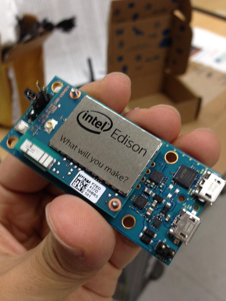 neibc's tweet image. IoT 장악 위해 만든 인텔의 역작 에디슨. 듀얼코어 1G 램/4G 플래쉬/와이파이 및 BLE 탑재. 리눅스가 깔린다. 가격은 50불. 소비전력 1~2W가 고작. 지금 아이폰6가 문제가 아니다.. #fb