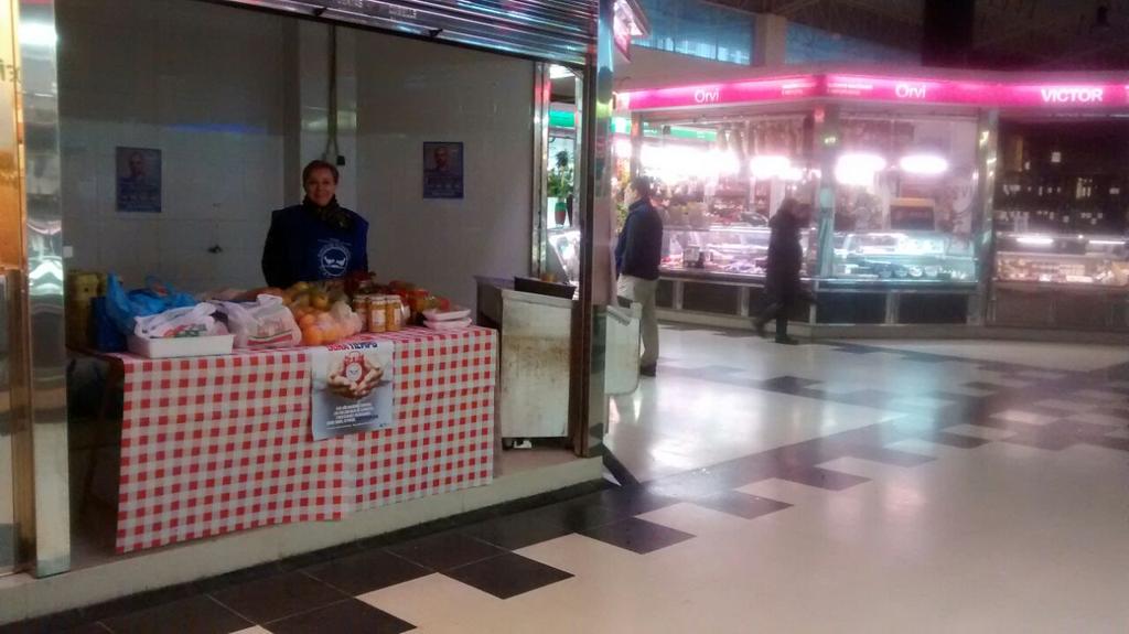 BALRIAL_FERROL's tweet photo. Qué alegría da ver estas fotos, La Gran Recogida Solidaria este año también #Ferrol Ven al Mercado y Colabora! #GRS http://t.co/Zzxr1ngSmk