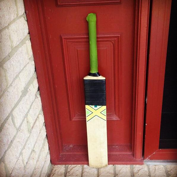 DavidANBecher's tweet photo. #putoutyourbats #RIPPhillipHughes http://t.co/VIC87YkHHn