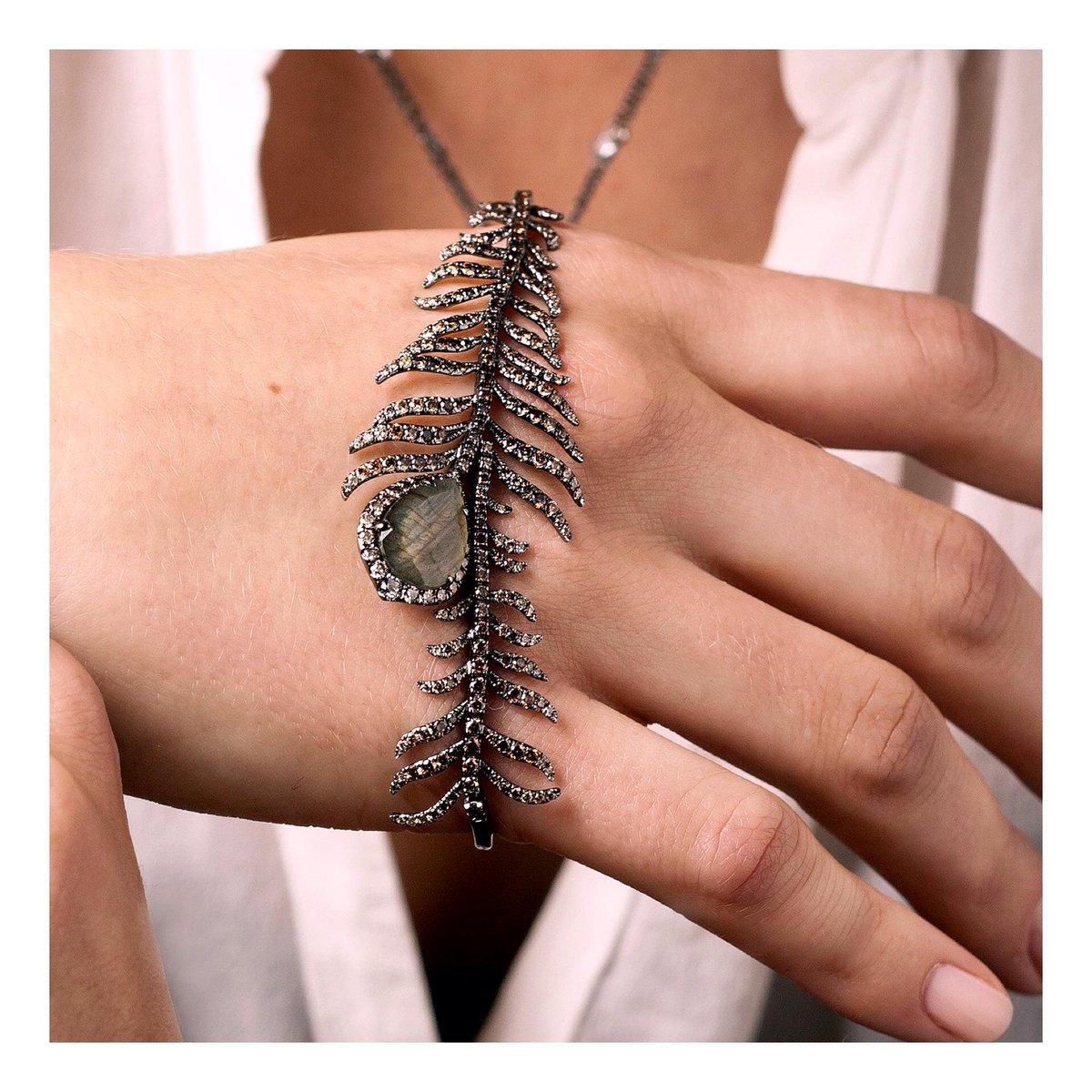 AnnoushkaDucas's tweet photo. Mythology Tsar Feather #PalmCuff http://t.co/i27a931kTq #futureheirlooms @LoveGoldLive #lovegold http://t.co/cyET599qL4