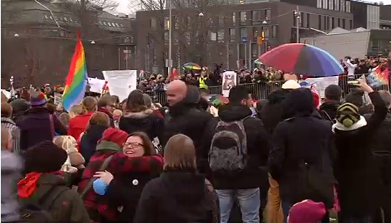 Eduskunta äänesti tasa-arvoisen avioliittolain puolesta 105-92. Kansalaistorilla juhlitaan. #tahdon