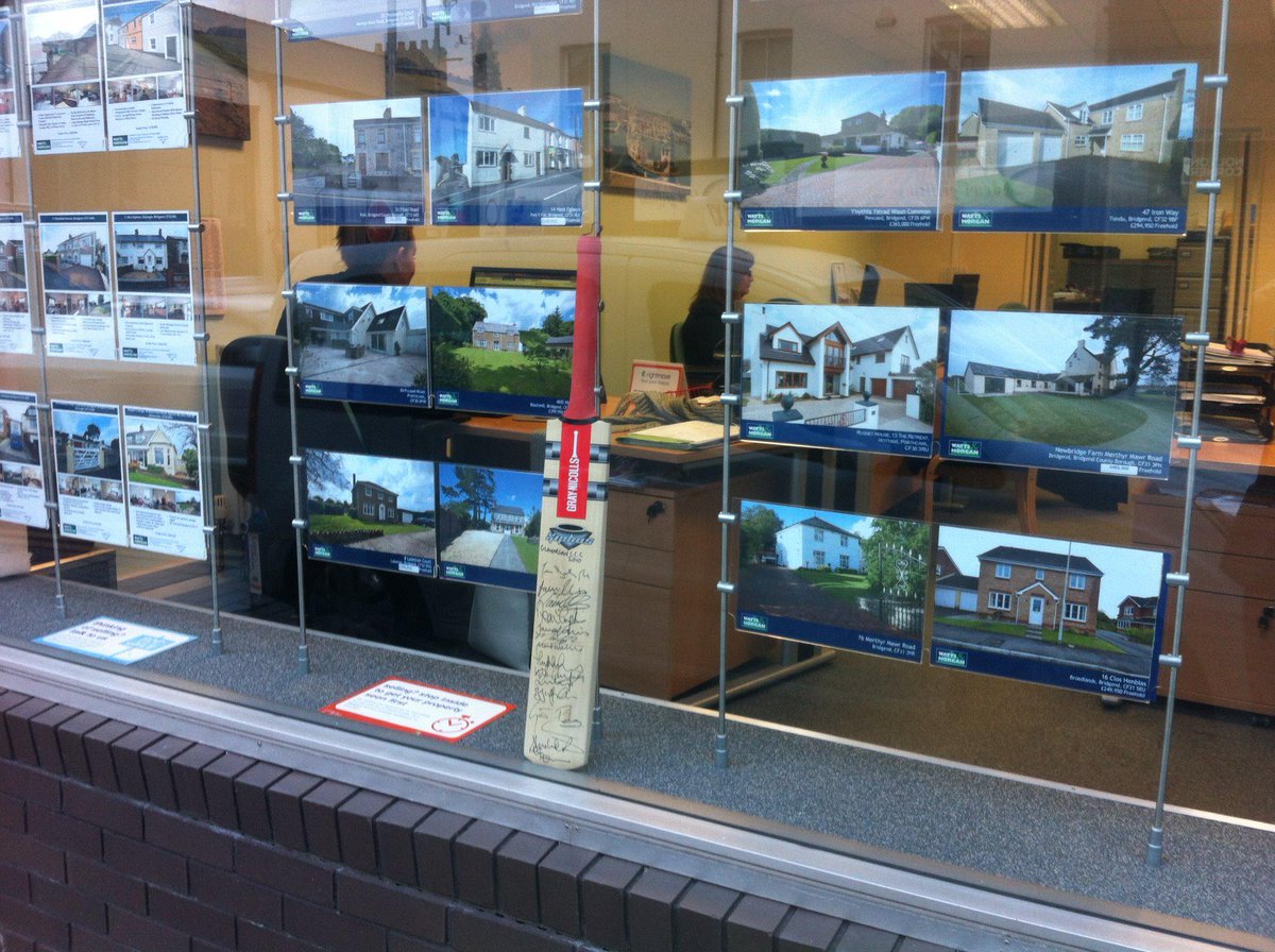 WattsandMorgan's tweet photo. Support for all involved with @CricketAus. With love, with respect. Wales, UK #putoutyourbats. http://t.co/VZDSvjrh0C