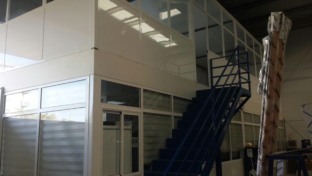 Escalera y altillo de hierro y aluminio realizado en Sevilla, para Giménez Ganga