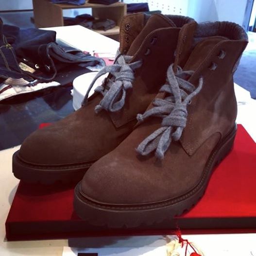 Combat boot in morbido scamosciato marrone per lui.
Per ulteriori immagini visita il nostro sito eleventy.it