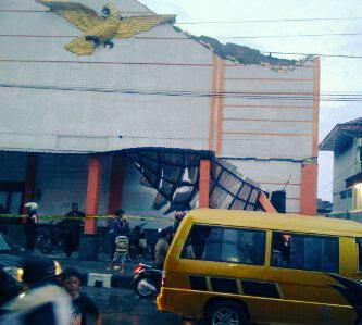 psyAlSyaif's tweet photo. Gedung olahraga GARUDA BABAT rubuh tadi sore. Belum genap setahun direnovasi. Fiuhh.. http://t.co/Mzuk8m2xRm