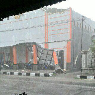 psyAlSyaif's tweet photo. Gedung olahraga GARUDA BABAT rubuh tadi sore. Belum genap setahun direnovasi. Fiuhh.. http://t.co/Mzuk8m2xRm