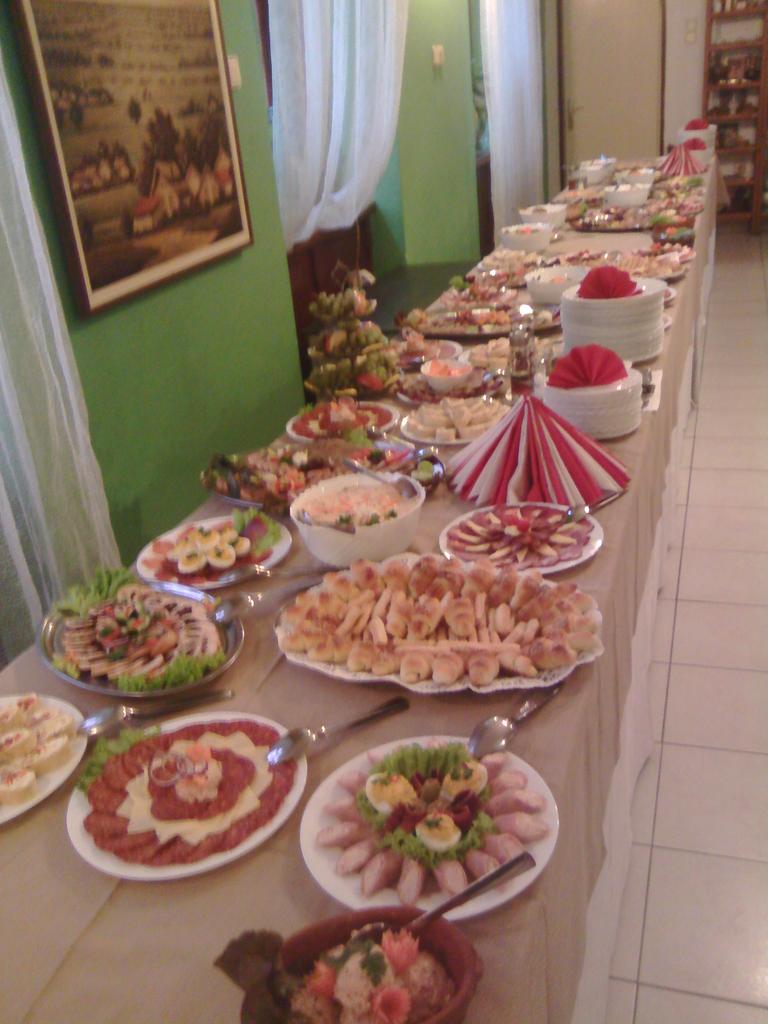 BatesKafana's tweet photo. Vredni smo, još nije gotovo. #ŠvedskiSto #BatesKafana #Wheretogo2014 #visitSubotica #food http://t.co/twImWSGVw6