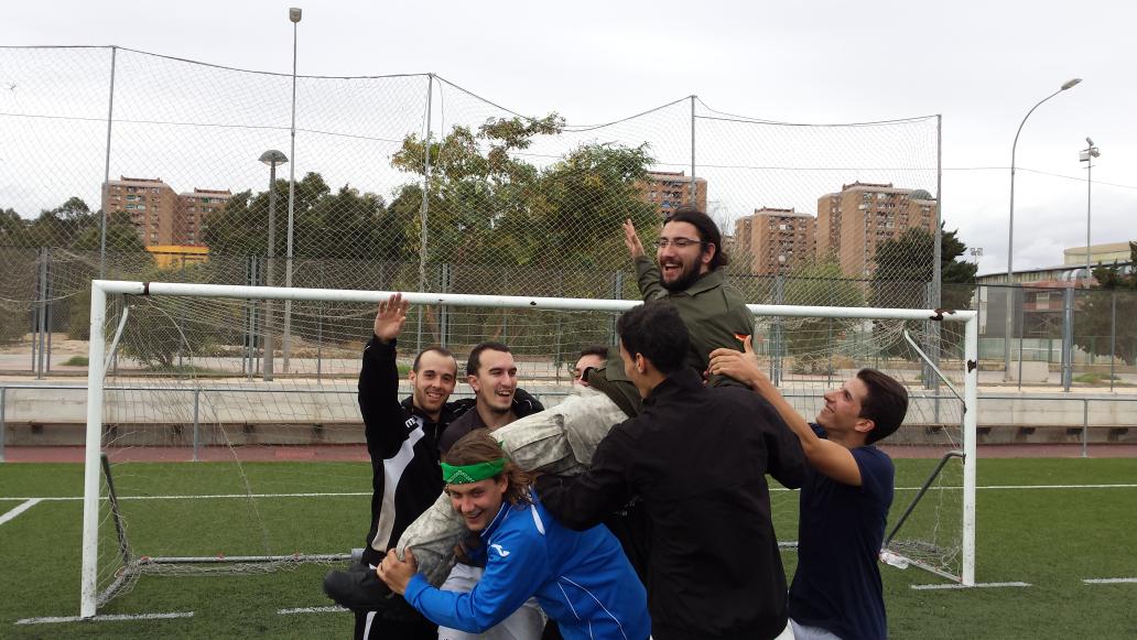 R10392's tweet photo. @AAArtesanos Victoria de 2° Tri-s 6-3. Set y partido. La merienda hoy la paga 1° o @Joseluisdocente http://t.co/Q72mQleGVz