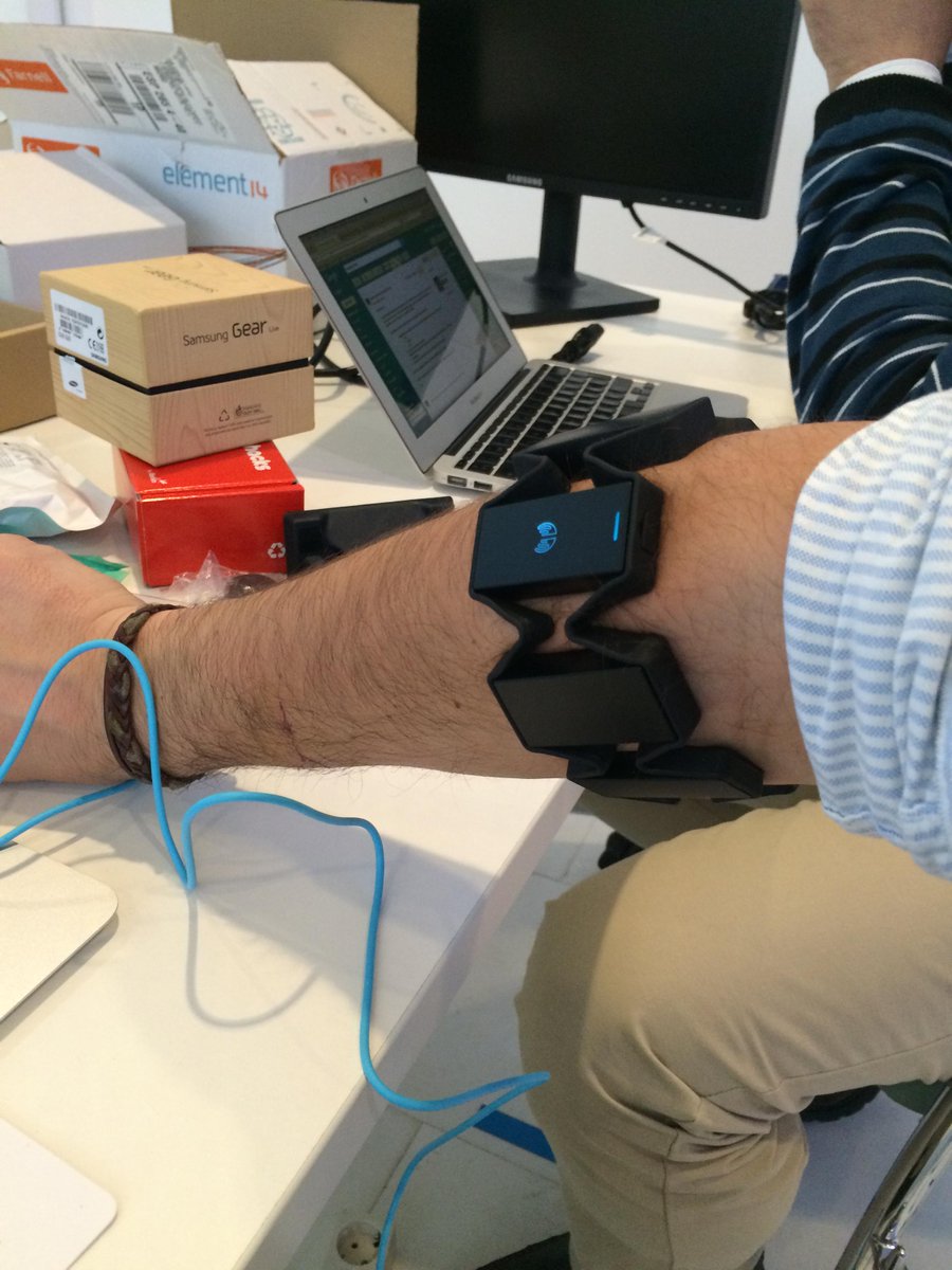 maragon's tweet photo. Probando Myo de @thalmic brazalete que detecta todos los movimientos de tu mano #wow #hackathonIoT http://t.co/EMnnWimlMb