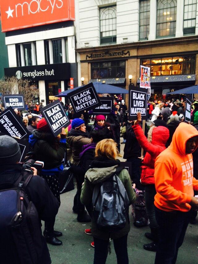 RockawayYouth's tweet photo. Getting started #BlackFridayBlackOut #blacklivesmatter #NotOneDime http://t.co/gzTqFz1RpH