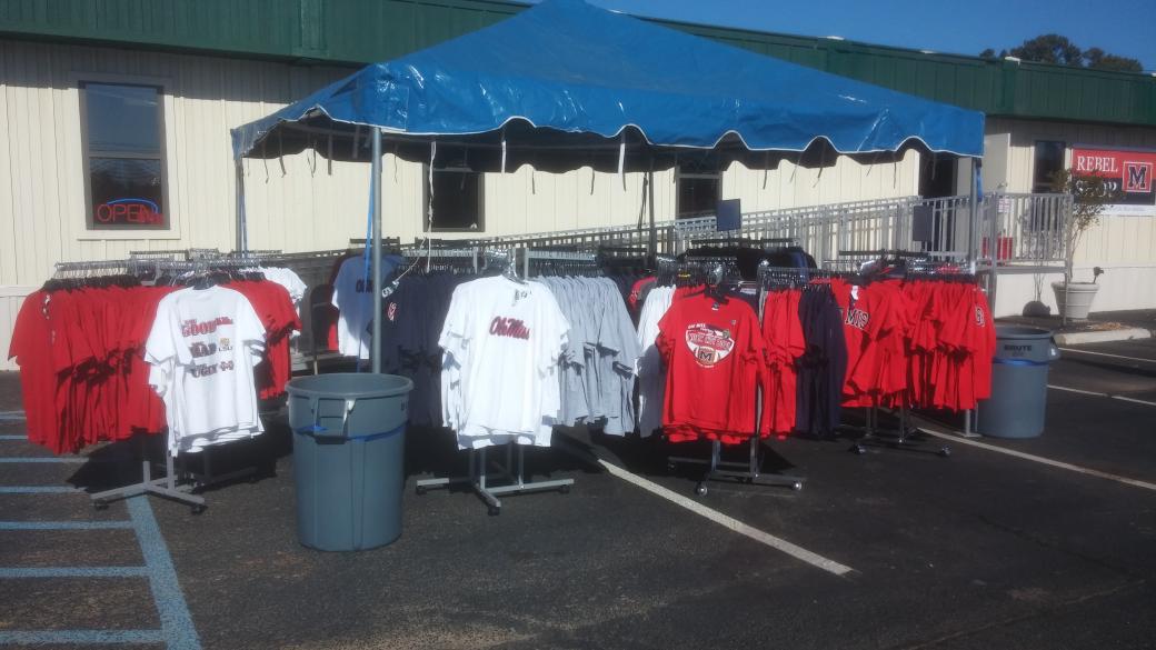 RebelLockerRoom's tweet photo. Hey everyone come check out these awesome deals! 1801 Jackson Ave! #Hottytoddy #olemiss #RebelShop http://t.co/AUrCj7Pj5u