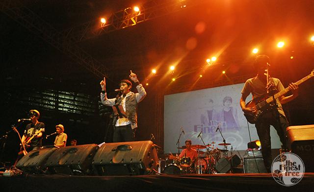 TheForesTer_ID's tweet photo. di depan ada forester! "@theFinestTree: diatas ada lampu.. :) #TFTLiveMechSomeNoise http://t.co/DOtTEMvLQe”