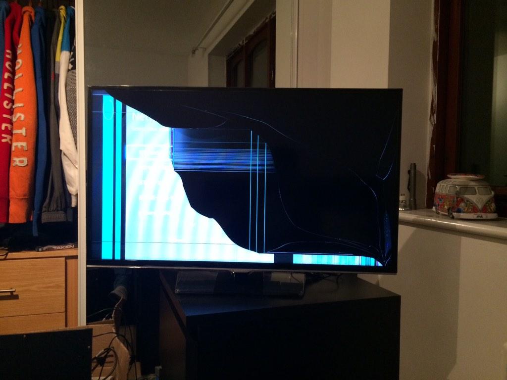 Jamarn2012's tweet photo. My new tv is damaged @curryspcworld how do i get it replaced? http://t.co/Vp2hT4TzmP