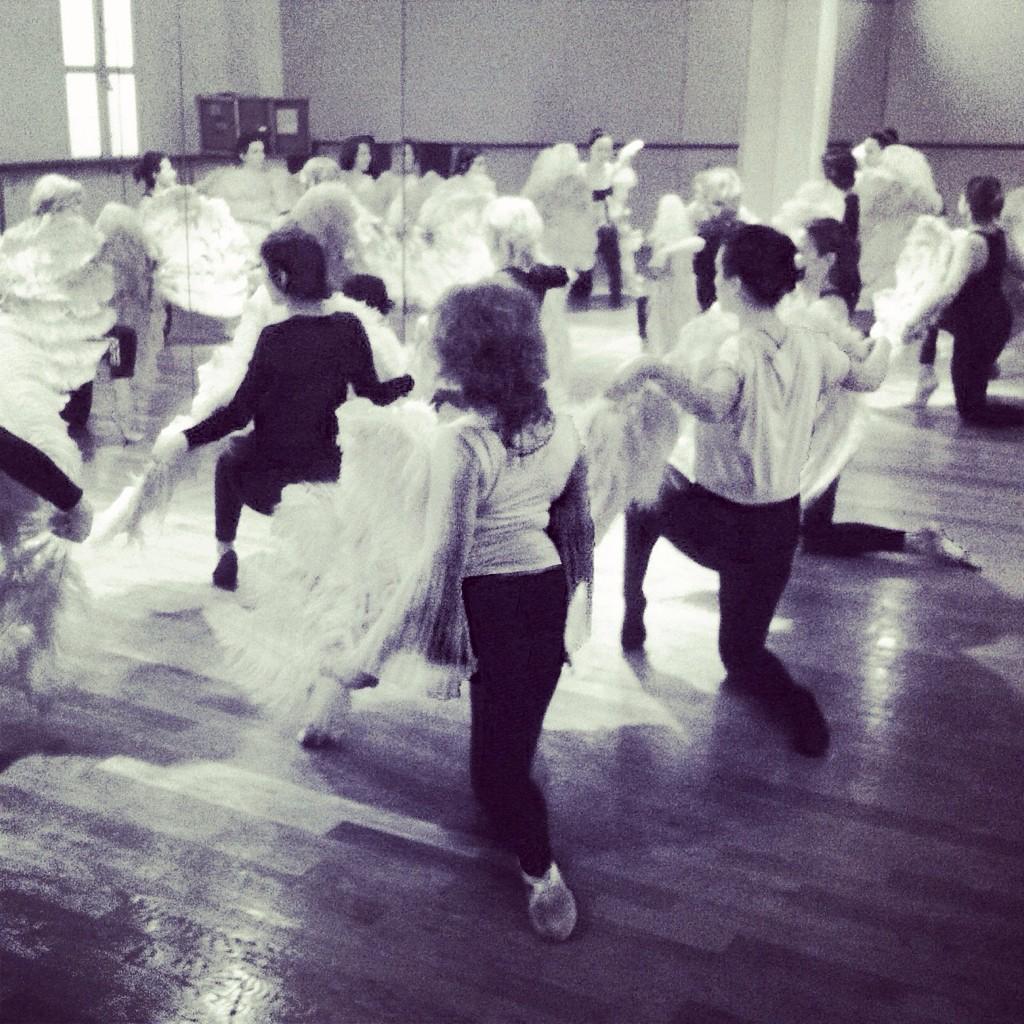 Vivi_Valentine's tweet image. Petite pause pendant le chorégraphie du cours dimanche dernier #éventails #danse #paris