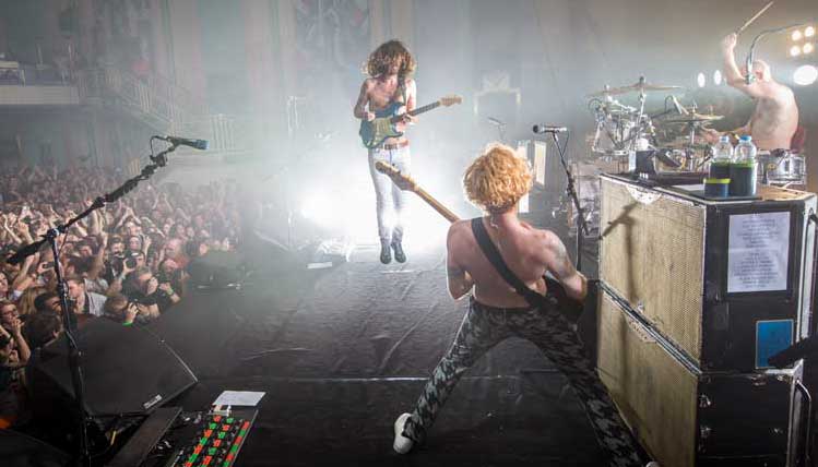 KerrangMagazine's tweet photo. Love @BiffyClyro? Then you might wanna check out these killer live shots! #RelentlessLive http://t.co/cTdBqN7Vn7 http://t.co/f63FaspRM6