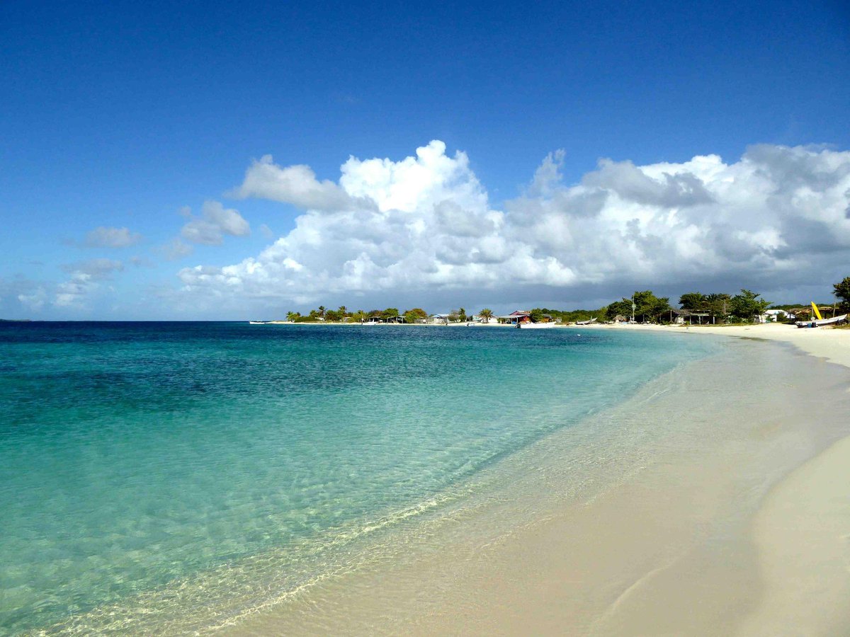 Sabroso amanecer en Crasqui para estrenar la playa. Las olas ni se oyen. El sol aplasta, dice @valendeviaje #PonOnda