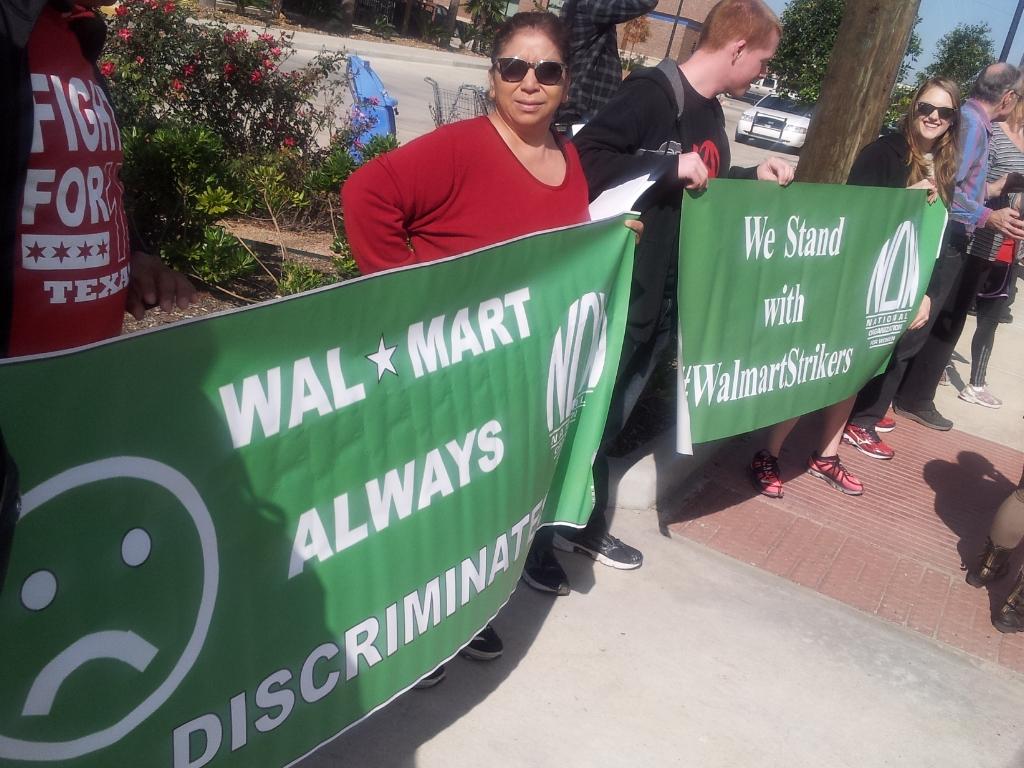 #WalmartStrikers solidarity protest in front of Yale location in Houston. #BlackoutBlackFriday #HouNews