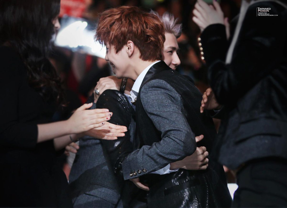 hunhan_th's tweet photo. [PIC] 131122 #HUNHAN @ MAMA (cr; twinedpoison) ปีก่อนเขาฟาดกันด้วยหมอน http://t.co/c5DOEShFjG