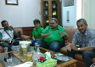 RAPINEWS's tweet photo. Saat Audensi tgl, 27/11/014 dg Wakil Walikota Bekasi H.Ahmad Syakhu JZ10LAZ. ttg Kesiapan anggota RAPI utk Bencana http://t.co/b7bLfxbq3t