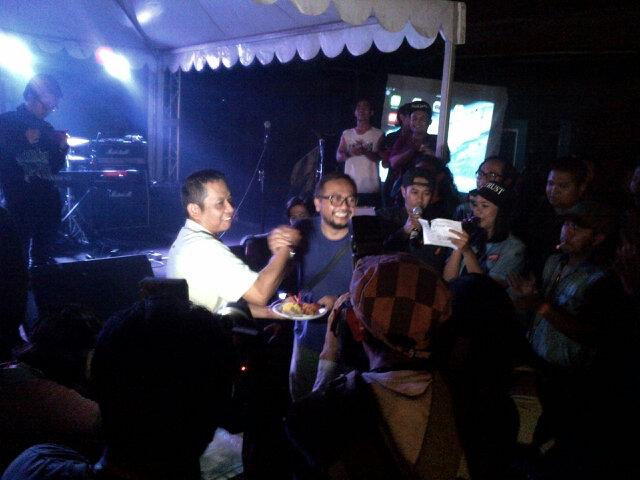 ihatewozm's tweet photo. Bismillahiirahmanirahim Pembukaan dan potong tumpeng, @3HUNDRD #sampoerna 18+ @BandungBerisik http://t.co/yd6neSU00E