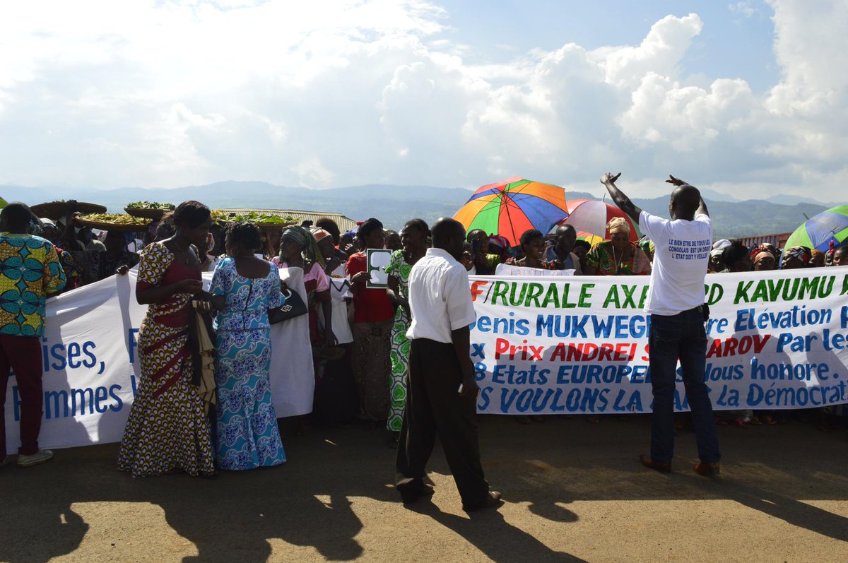 A bukavu, les habitants attendent chaleureusement l'arrivée du Dr @DenisMukwege #Sakharov #denismukwege #DRC #RDC