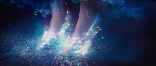 ディズニートリビア 実写版 シンデレラ が15年4月25日に公開されます シンデレラ役は タイタンの逆襲 で映画デビューしたリリー ジェームズ フェアリー ゴッドマザー役は アリス イン ワンダーランド で赤の女王役を演じたヘレナ ボナム
